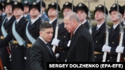 Про анексований Крим незмінно йдеться на зустрічах президентів України Володимира Зеленського (л) та Туреччини Реджепа Ердогана