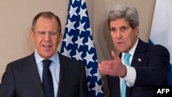Sergej Lavrov (L) i Džon Keri