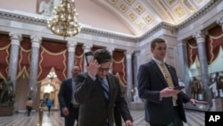 Kryetari i Dhomës së Përfaqësuesve, republikani Mike Johnson, duke shkuar në Dhomën e Përfaqësuesve, ku republikanët dështuan ta kalojë një projektligj për ndihma vetëm për Izraelin. Fotografi nga arkivi.