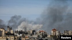 Fumul provocat de explozii se ridică în timpul unui atac israelian asupra spitalului Al Shifa din Fâșia Gaza. 21 martie 2023. 
