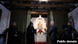 Էստոնիա - Բալթյան երկրների Հայոց թեմի առաջնորդ Վազգեն արքեպիսկոպոս Միրզախանյանը Տալլինի Սուրբ Գրիգոր Լուսավորիչ եկեղեցում ողջունում է վարչապետ Նիկոլ Փաշինյանին, 27-ը ապրիլի, 2025թ.