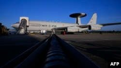O aeronava de supraveghere NATO pe o pistă înainte de un zbor în spațiul aerian al Poloniei, parte misiunii Santinela Estică. 