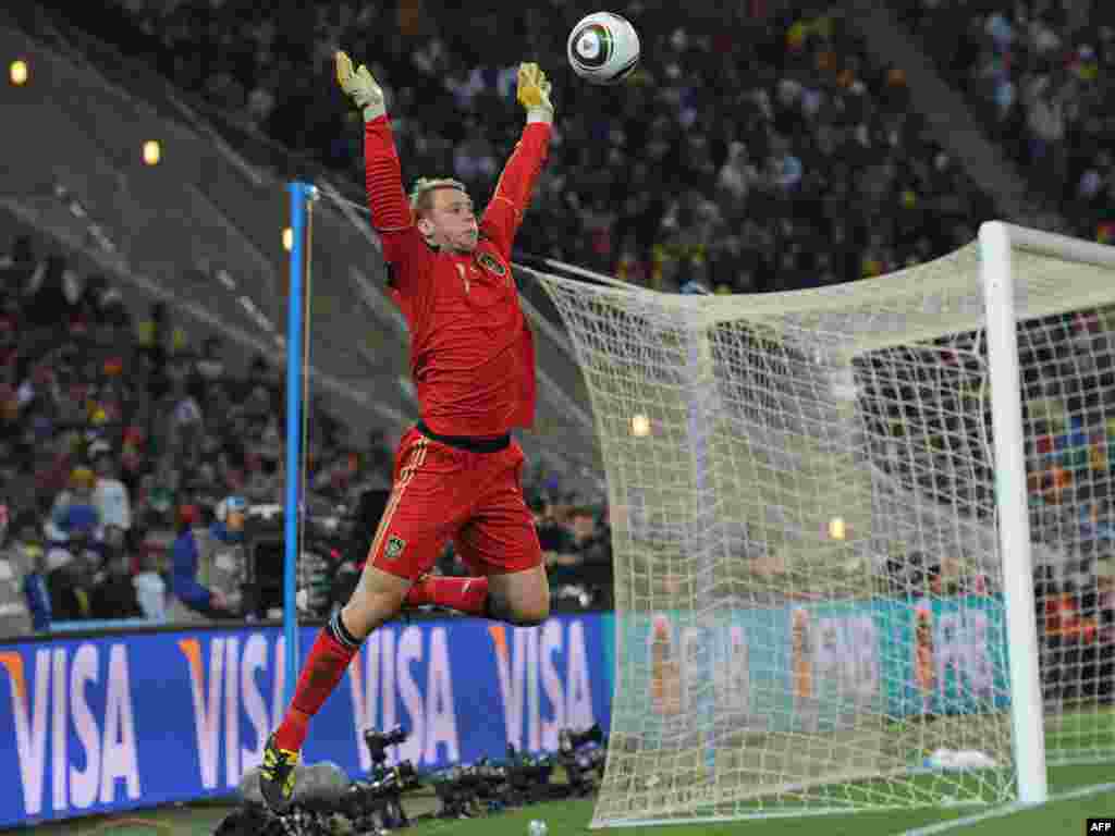 გერმანიის მეკარეს, მანუელ ნოიერს დიდი ჯაფა დაადგა. - სამხრეთ აფრიკის სტადიონებზე გრძელდება მსოფლიო ჩემპიონატი ფეხბურთში. ფიფას თასისთვის ბრძოლა ძალას იკრებს. გამარჯვებული 11 ივლისს გამოვლინდება. 