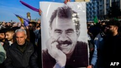 Сторонники РПК с портретом Абдуллы Оджалана, 27 февраля 2025 г.