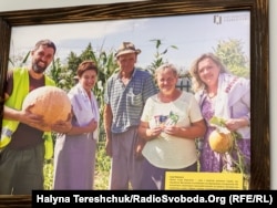 Волонтер Марцін Пйотровський (ліворуч)