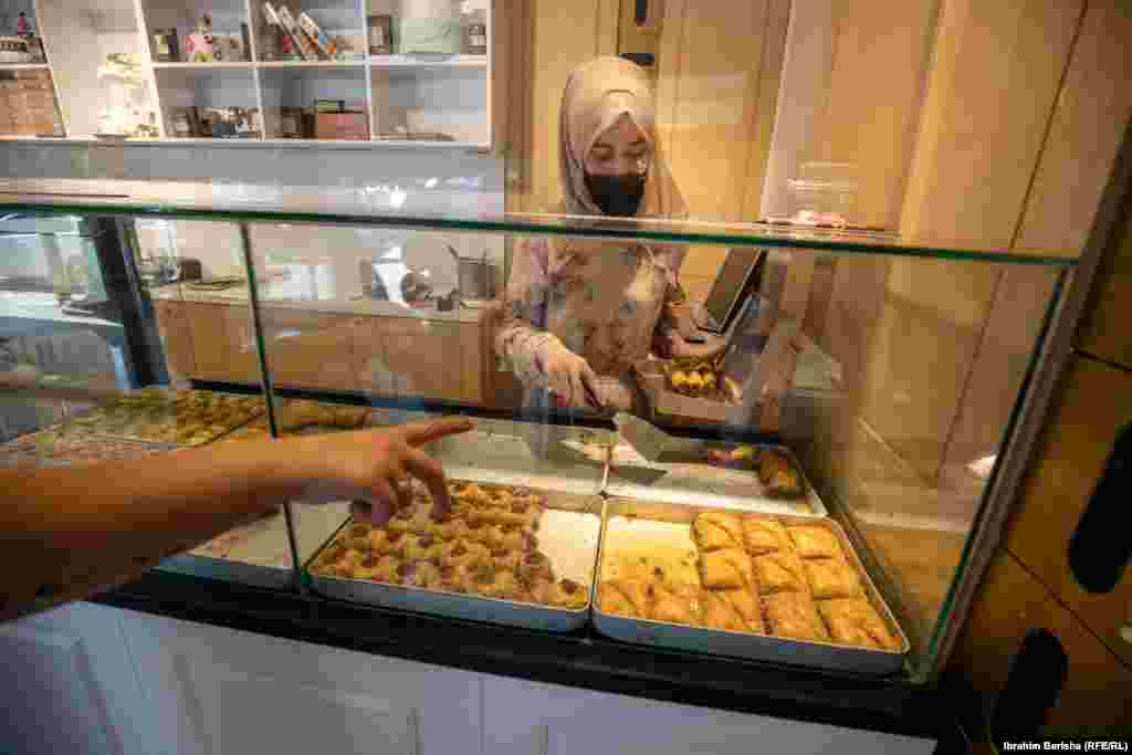 Продавчиня продає баклаву покупцеві перед святом Ід аль-Адха у Приштині