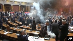 Në seancën e 4 marsit në Kuvendin e Serbisë janë hedhur mjete piroteknike dhe bomba me tym.