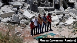 Palestinci ispred srušenih kuća u selu Sur Baher na ivici istočnog Jerusalima