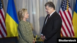 Президент України Петро Порошенко на двосторонній зустрічі із кандидаткою в президенти США від Демократичної партії Гіларі Клінтон. Нью-Йорк, 19 вересня 2016 року