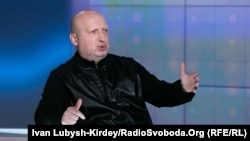 Турчинов підкреслив, що незважаючи на чіткі вказівки, багато військових у Криму не виконали наказів через масове дезертирство та переход на бік ворога