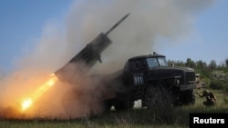 Ілюстраційне фото. Українські військові ведуть вогонь на Донеччині, червень 2025 року