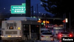 Поройният дъжд принуди много шофьори да изоставят автомобилите си.