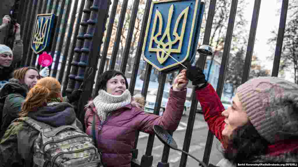 Барабанна партія на воротах Міністерства оборони за допомогою черпаків та кухонних лопаткок