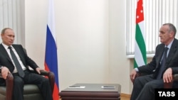 И.о. президента де-факто республики Абхазия Александр Анкваб (справа) - один из вероятных кандидатов в президенты. 2 июня, 2011
