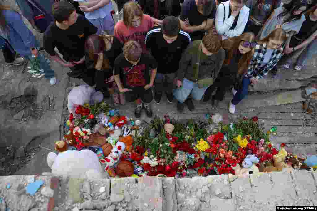 Друзі загиблого 17-річного Данила Худі біля символічного меморіалу поруч із будинком, де жив хлопець