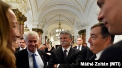 Balog Ádám, az MKB Bank elnök-vezérigazgatója mellett balra Mészáros Lőrinc, az MKB Bank résztulajdonosa, felcsúti milliárdos, Kövér László házelnök és Polt Péter legfőbb ügyész az MKB Székházában 2019. október 31-én.