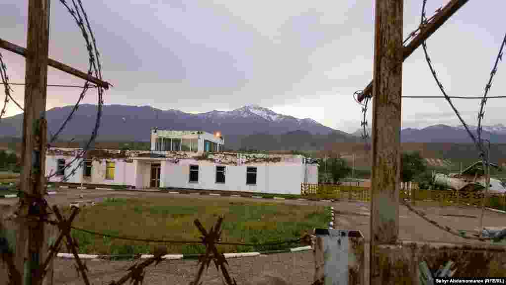 Аэропорт расположен на высоте 1277 метров над уровнем моря. Длина взлетной полосы 1840 метров, ширина - 35 метров. В светлое время суток он способен принимать самолеты массой до 22 тонн. &nbsp;