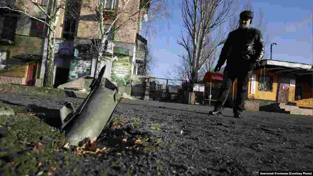 Egy rakéta maradványai a debalcevei járdában 2014 novemberében. Sztyepanov a hét év alatt sok veszélyes helyzetet átélt már. Egyszer egy tank elől kellett kimenekülniük a harci állásukból több katonával együtt. Amikor visszatértek, minden romokban állt. &nbsp;