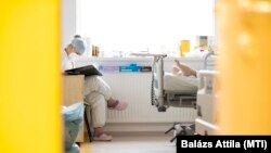 Ápoló Nyíregyházán, a Jósa András Oktatókórház intenzív osztályán, 2021. április 2-án (képünk illusztráció)