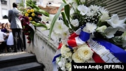 Spomen-ploča ubijenom francuskom mladiću Brisu Tatonu, otkirvena je na mestu napada, 17. septembar 2010.