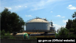 За даними Офісу генерального прокурора, чоловік підірвати два резерувари з аміаком на території «Сєвєродонецького об’єднання АЗОТ»