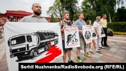 В парку Шевченка зібралося близько сотні активістів