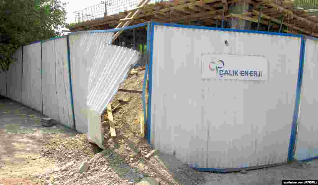 Aşgabat. 10-njy kiçi etrapçada gurluşyk meýdançalarynyň &nbsp;biri