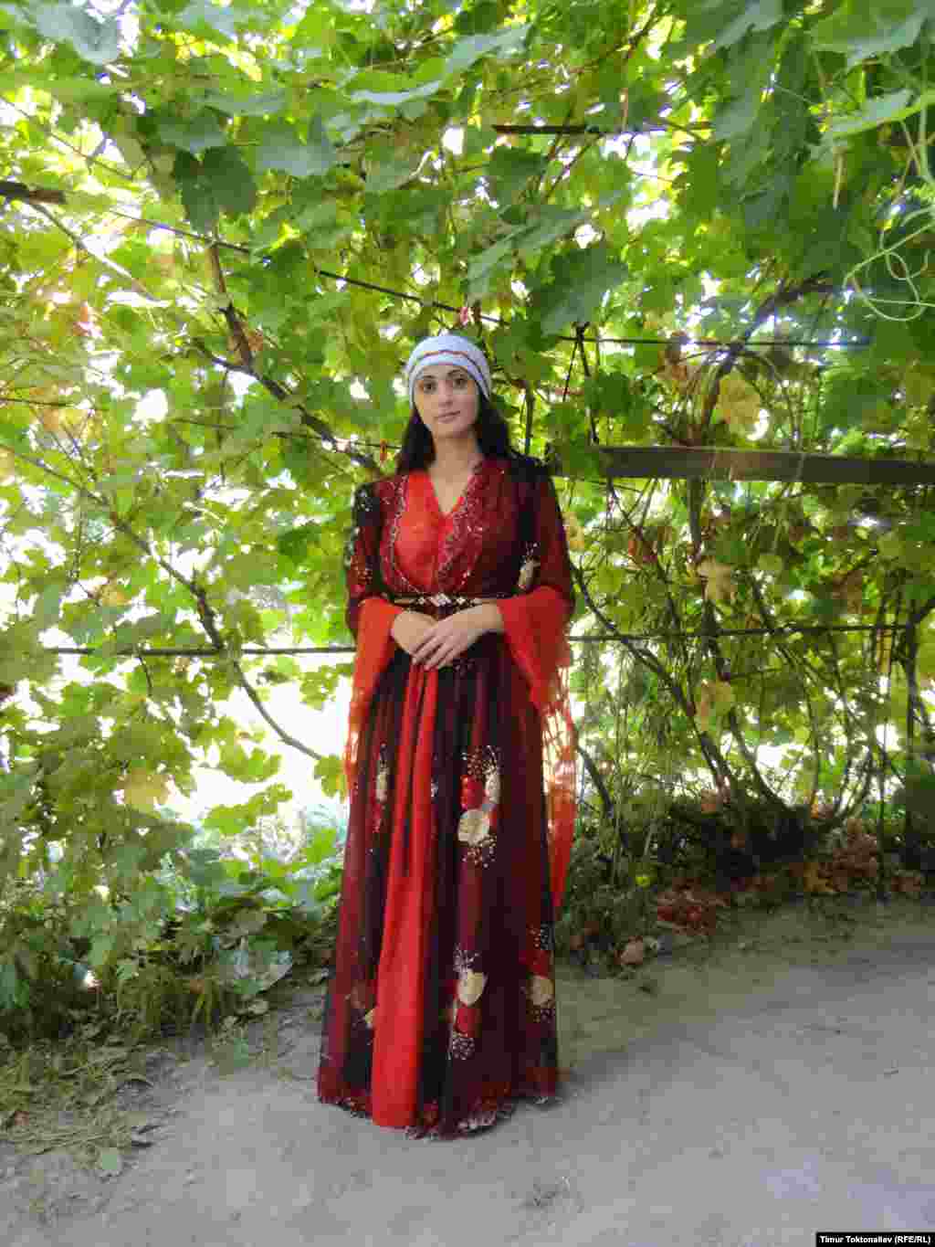 Жергиликтүү күрт ырчысы Забида Худатаева. Күрттөрдүн&nbsp;жашаган жерине байланыштуу маданияты да айырмаланып турат. Худатаева ирактык күрттөрдүн көйнөгүндө. 