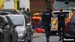 Відвідувачі синагоги мусили залишатися всередині під час безпекових заходів біля будівлі, згодом їх евакуювали