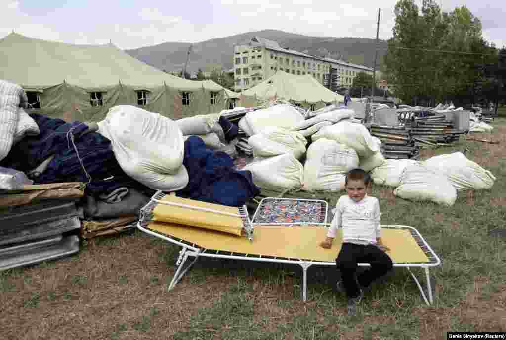 Ребенок в лагере для беженцев в Цхинвали. 12 августа 2008 года.