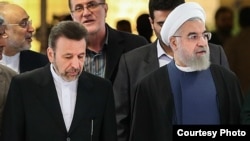 حسن روحانی (سمت راست) رئیس‌جمهوری ایران همراه با محمود واعظی، رئیس دفترش.