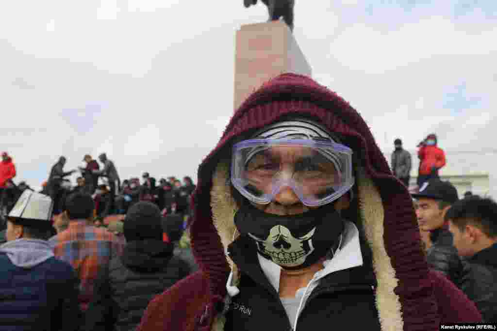 Учасник мітингу в захисних окулярах