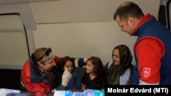 Szerbiában tart foglalkozást a Máltai Szeretetszolgálat menedékkérő gyerekeknek, 2017. április 8-án