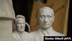 Bustul lui Putin și al lui Boris Elțîn, de vânzare la tarabele de amintiri din Piața Roșie