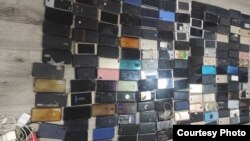 Жабык жайларда отургандар өз ыктыяры менен тапшырды делген уюлдук аппараттар. Сүрөт Жаза аткаруу кызматыныкы.