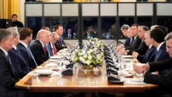 Президент США Дональд Трамп и члены его администрации (слева) напротив лидеров пяти центральноазиатских стран. Вашингтон, 6 ноября 2025 года
