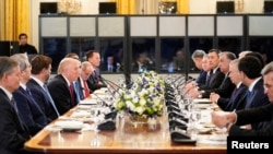 Президент США Дональд Трамп, члены его администрации (слева) и руководители стран Центральной Азии на саммите в формате «С5+1». Вашингтон, 7 ноября 2025 года 