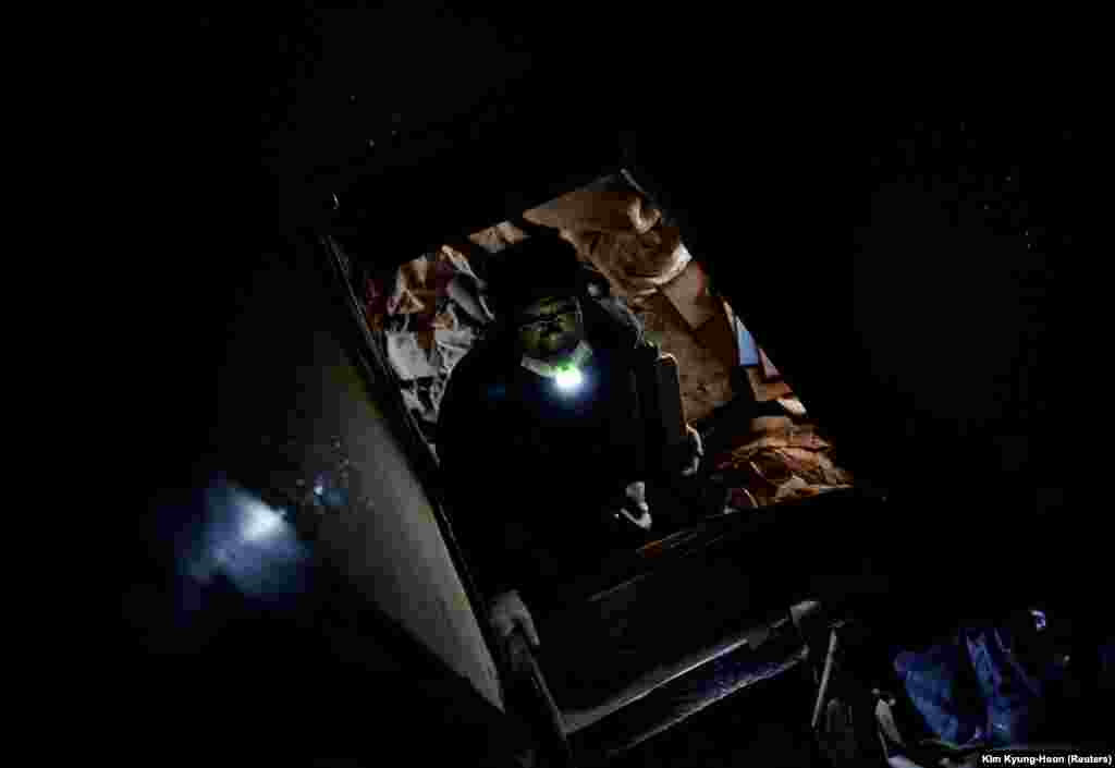 Kato Szakae a szomszédjában lévő elhagyott házból is macskamenhelyet alakított ki. Zseblámpa és létra kell, hogy be tudjon mászni.