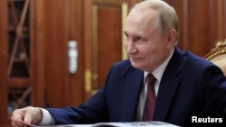 Президент Росії Володимир Путін і високопосадовці Кремля неодноразово заявляли, що РФ не погодиться на припинення вогню, доки Україна й Захід не виконають вимоги Росії, кажуть аналітики