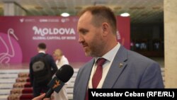 Volodimir Kucerenko, membrul delegației ucrainene, care a semnalat pe 17 iunie prezența drapelului Federației Ruse printre steagurile statelor participante la Congresul Internațional al Viei și Vinului.
