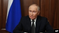  „Ca răspuns la utilizarea armamentului cu rază lungă de acțiune americană și britanică (...) forțele armatei ruse au efectuat o lovitură combinată asupra unui complex militar-industrial al Ucrainei”, a anunțat joi seară Vladimir Putin într-o alocuțiune televizată.