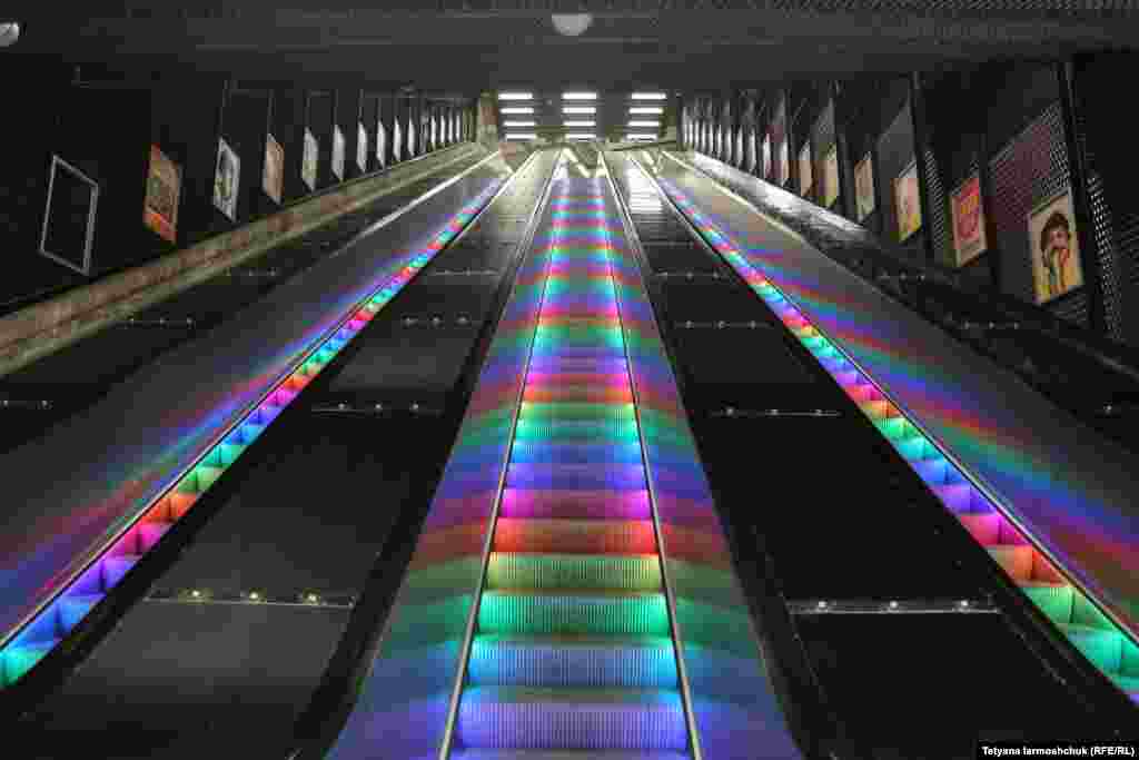 Ескалатори з кольоровою підсвіткою можна побачити на багатьох станціях стокгольмського метро