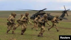 За даними Міністерства оборони Британії, від 2015 року в рамках місії навчання пройшли понад 17,5 тисяч представників Збройних сил України