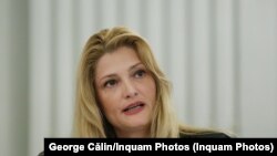 Ramona Mănescu nu dă drumul scaunului de ministru.