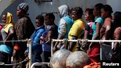 Жер ортолук деңизи аркылуу Европанын жээктерине жетүүгө азыр африкалык мигранттар умтулууда. Реггио Калабрия, Италия, 29-май, 2016-жыл. 