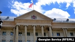 На постсоветском пространстве в значительной степени унаследована советская модель уголовной юстиции, при которой виновность определяется там, где суд всего лишь подтверждает уже сформированное представление виновности прокуратурой