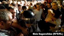 За даними місцевої влади, у сутичках під час протесту постраждали 70 людей, з них 39 – поліцейські