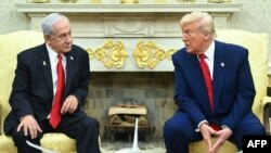 Президент США Дональд Трамп 7 квітня після завершення переговорів із прем’єр-міністром Ізраїлю Беньяміном Нетаньягу спілкується з журналістами, Вашингтон, 7 квітня 2025 року