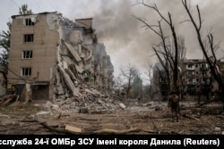 Дим піднімається з багатоквартирних будинків, пошкоджених внаслідок російського удару, у прифронтовому місті Костянтинівка на Донеччині, Україна, 13 жовтня 2025 року