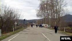 Утром 29 декабря на окружной дороге города Гали были найдены убитыми полковник в отставке Вальмер Бутба и его друг Тамаз Квеквескири